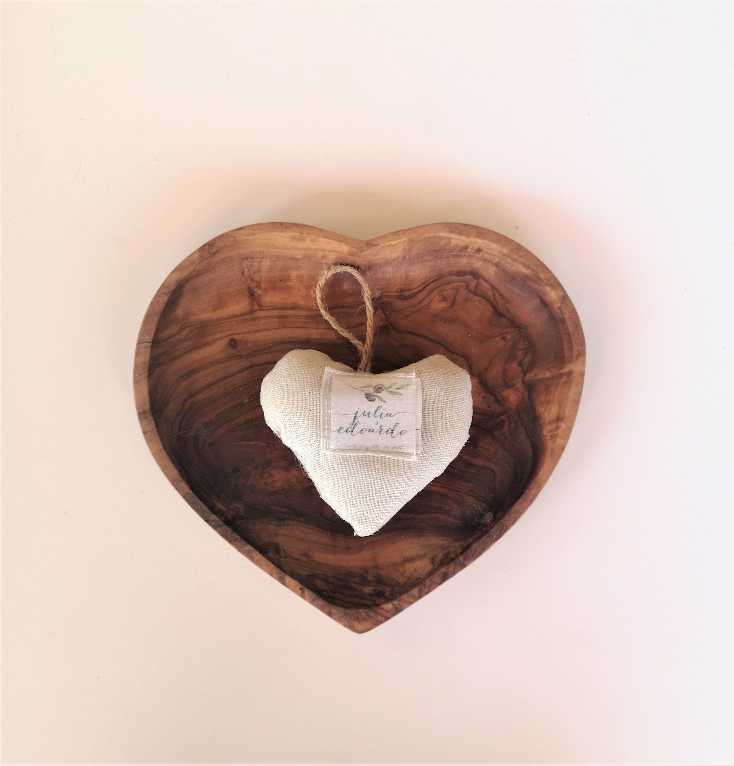 Cuore antipastiera tagliere in legno d'ulivo bomboniera
